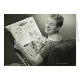 Frau, die im Stuhl sitzt