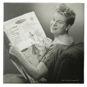 Frau, die im Stuhl sitzt Fliese (Vorderseite)