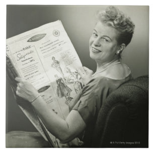 Frau, die im Stuhl sitzt Fliese