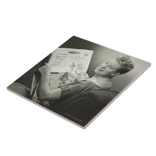 Frau, die im Stuhl sitzt Fliese (Seite)