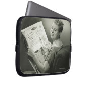 Frau, die im Stuhl sitzt Laptopschutzhülle (Vorne Rechts)