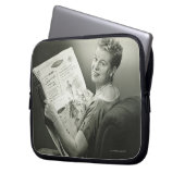 Frau, die im Stuhl sitzt Laptopschutzhülle (Vorderseite Links)