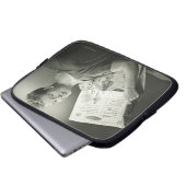 Frau, die im Stuhl sitzt Laptopschutzhülle (Vorne Knopf)