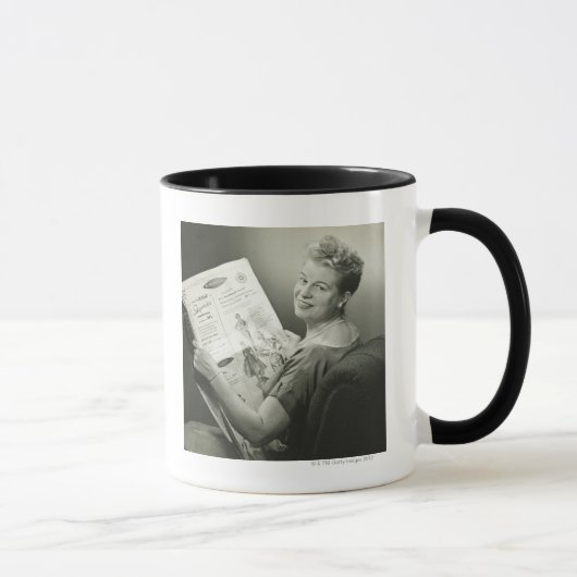 Frau, die im Stuhl sitzt Tasse (Rechts)