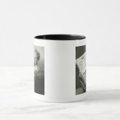 Frau, die im Stuhl sitzt Tasse (Zentrum)