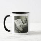 Frau, die im Stuhl sitzt Tasse (Links)