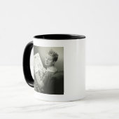 Frau, die im Stuhl sitzt Tasse (Vorderseite Links)
