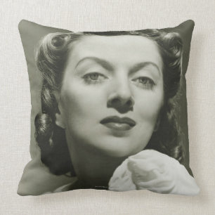 Frau, die in Studio 2 aufwirft Kissen