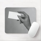 Frau, die Karte hält Mousepad (Mit Mouse)