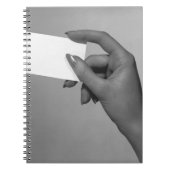 Frau, die Karte hält Notizblock (Vorderseite)