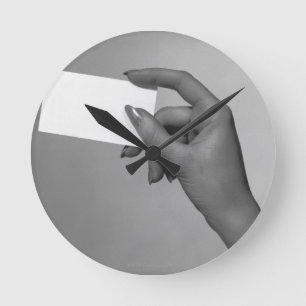 Frau, die Karte hält Runde Wanduhr