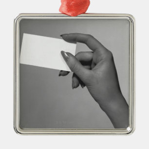 Frau, die Karte hält Silbernes Ornament
