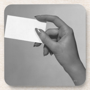 Frau, die Karte hält Untersetzer