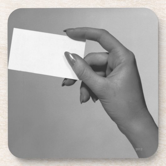 Frau, die Karte hält Untersetzer (Vorderseite)