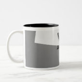 Frau, die Karte hält Zweifarbige Tasse (Links)