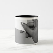 Frau, die Karte hält Zweifarbige Tasse (Mittel)