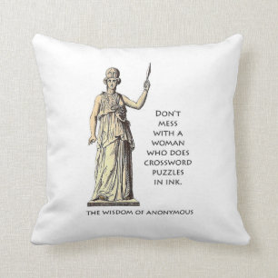 "Frau, die Kreuzworträtsel in der Tinte" Kissen