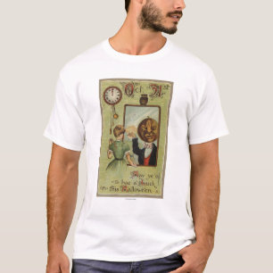 Frau, die Kürbis-Mann im Spiegel betrachtet T-Shirt