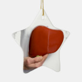 Frau, die menschliches Lebermodell am weißen Keramikornament (Rechts)