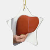 Frau, die menschliches Lebermodell am weißen Keramikornament (Links)