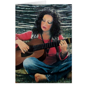 Frau, die mit Akustikgitarre Musik spielt