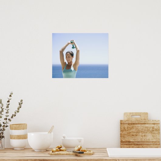 Frau, die mit Gewichten auf ihrem Dach ausübt Poster (Küche)