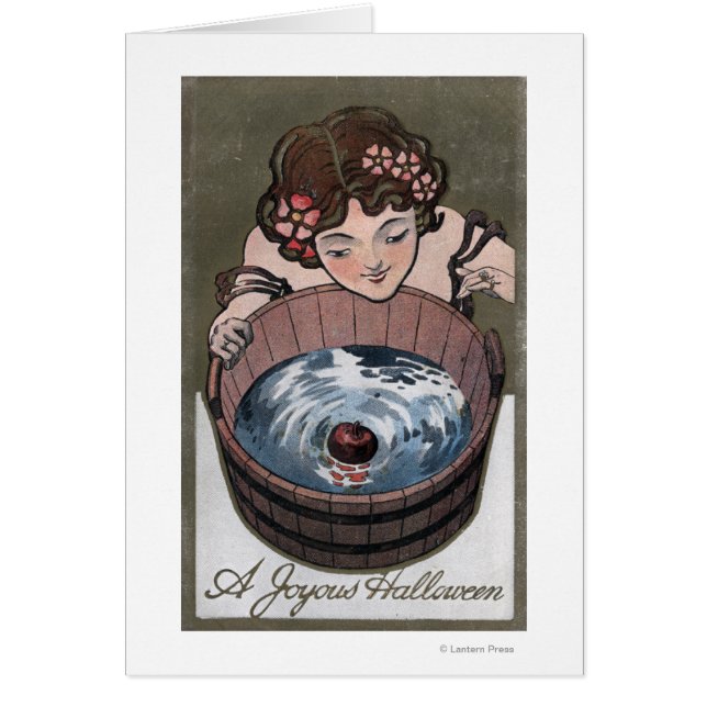 Frau, die nach Holzfass schaut (Vorne)