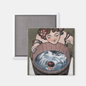 Frau, die nach Holzfass schaut Magnet (Vorderseite/Rückseite)