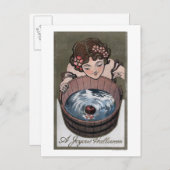 Frau, die nach Holzfass schaut Postkarte (Vorne/Hinten)