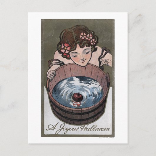 Frau, die nach Holzfass schaut Postkarte (Vorderseite)