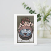 Frau, die nach Holzfass schaut Postkarte (Stehend Vorderseite)