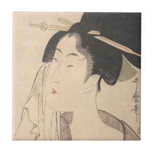 Frau, die nach ihrem Bad sich entspannt Fliese