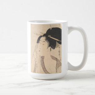 Frau, die nach ihrem Bad sich entspannt Kaffeetasse