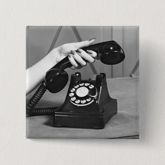 Frau, die oben das Telefon nah von der Hand Button (Vorderseite)