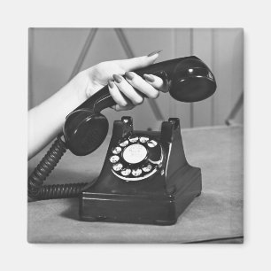 Frau, die oben das Telefon nah von der Hand Magnet