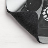 Frau, die oben das Telefon nah von der Hand Mousepad (Ecke)