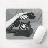 Frau, die oben das Telefon nah von der Hand Mousepad (Mit Mouse)