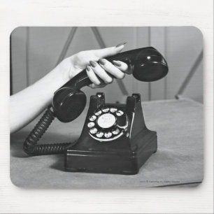 Frau, die oben das Telefon nah von der Hand Mousepad