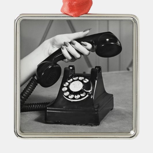 Frau, die oben das Telefon nah von der Hand Ornament Aus Metall (Vorne)