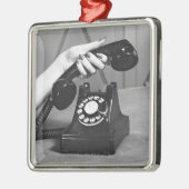 Frau, die oben das Telefon nah von der Hand Ornament Aus Metall (Links)