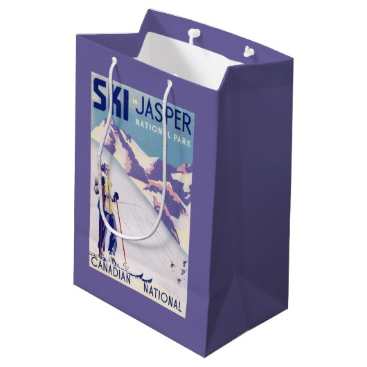 Frau, die offenes Steigungs-Plakat aufwirft Mittlere Geschenktüte (Rückseite Schrägansicht)