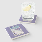 Frau, die offenes Steigungs-Plakat aufwirft Steinuntersetzer (Seitenansicht)