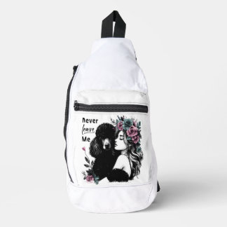 Frau, die Poodle mit Blume umarmt Crossbody Bag