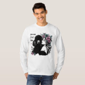 Frau, die Poodle mit Blume umarmt T-Shirt (Vorne ganz)