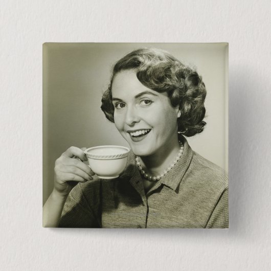 Frau, die Schalen hält Button (Vorderseite)