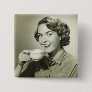 Frau, die Schalen hält Button