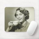 Frau, die Schalen hält Mousepad (Mit Mouse)