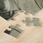 Frau, die Schalen hält Puzzle (Seite)
