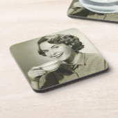 Frau, die Schalen hält Untersetzer (Linke Seite)