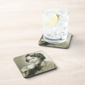 Frau, die Schalen hält Untersetzer (Rechte Seite)